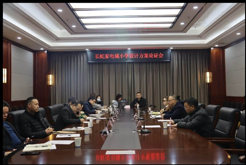 2022年1月11日，高新区管委会副主任陈平组织市建筑专家、教体局基建科科长董一芒、教科所所长罗小兵、社发局领导、区内校长审核学校设计方案。(PNG).jpg