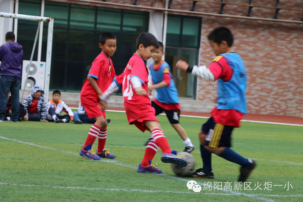 【1、足球赛场写真】 旋风小子来啦!