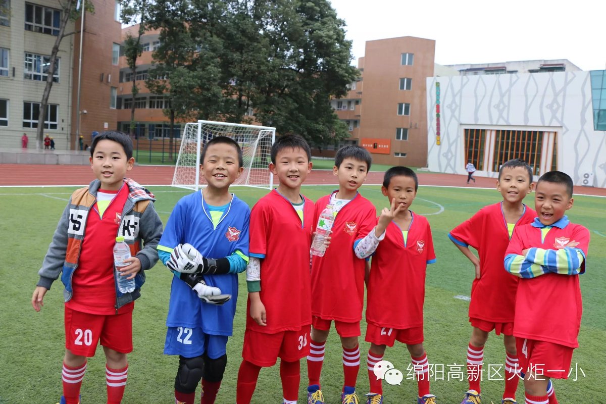 【1、足球赛场写真】 旋风小子来啦!