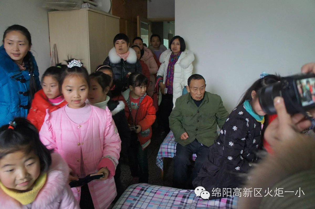 关爱老人 服务社会