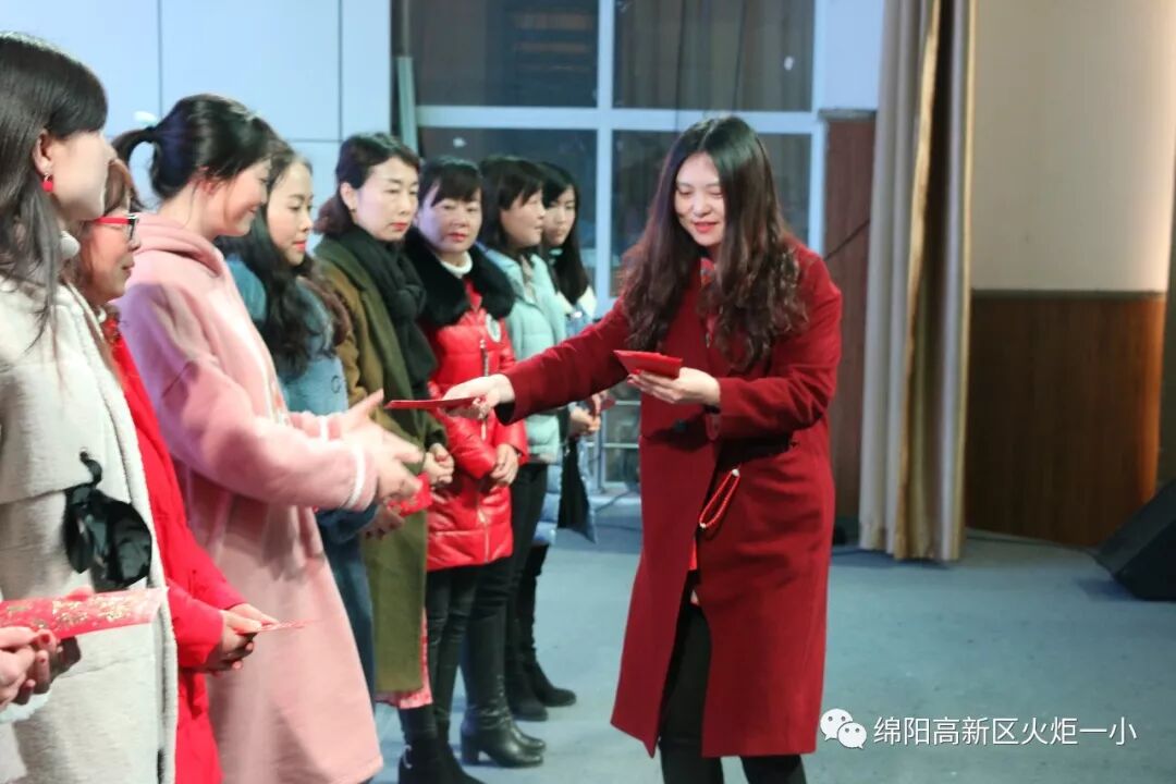 【火一动态】更新观念，努力成为“星教师”——火炬一小2019年春开学教师培训会