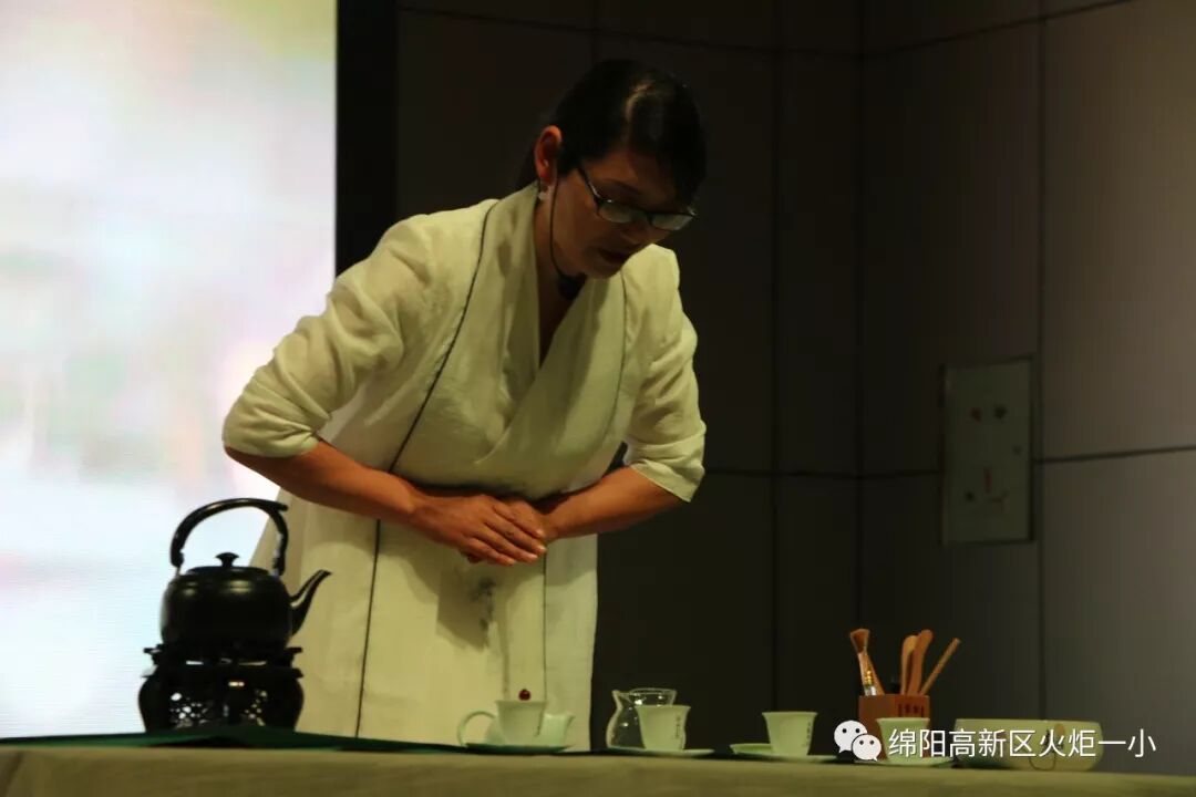【火一动态】品⼀缕茶香,悟幸福味道——火炬一小“三.八”节教师生活课程