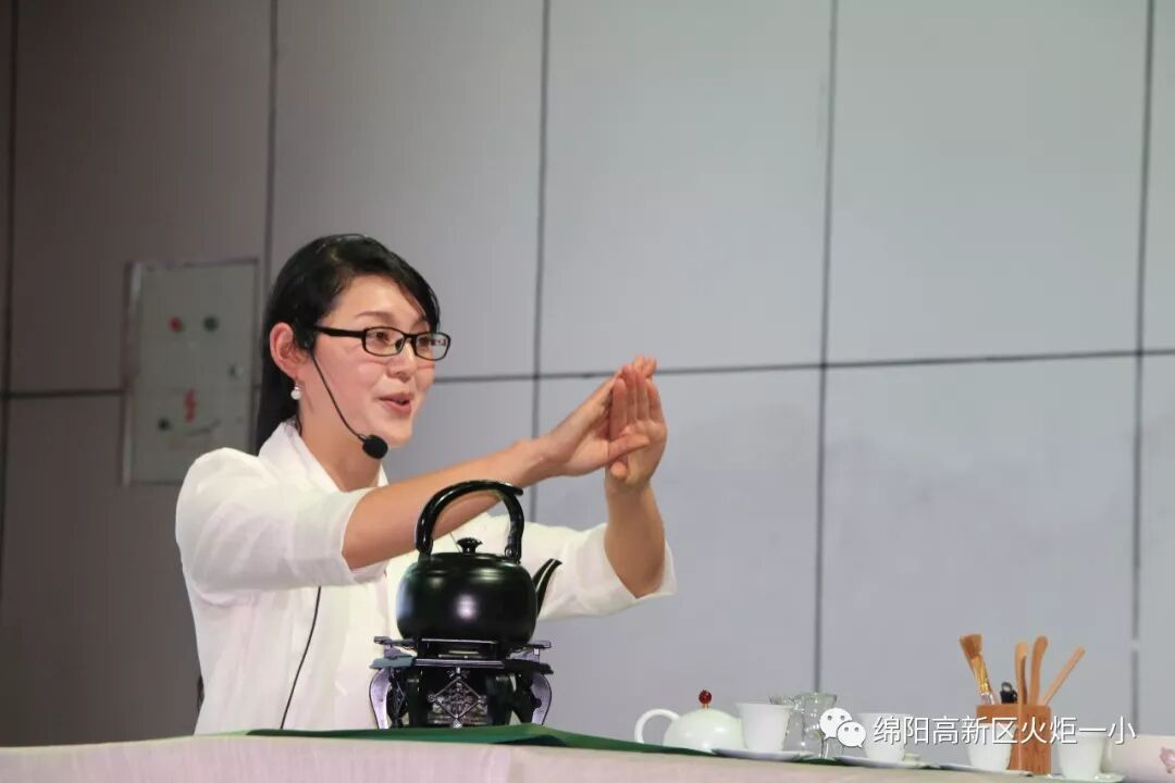 【火一动态】品⼀缕茶香,悟幸福味道——火炬一小“三.八”节教师生活课程