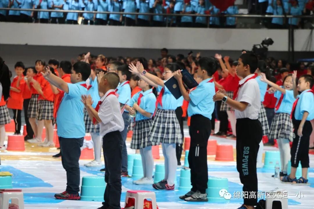 【火一动态】“绵阳印”logo娃亮相咯! ——火炬一小师生参加绵阳市庆祝“新中国成立新中国成立70周年”大型群众歌咏比赛