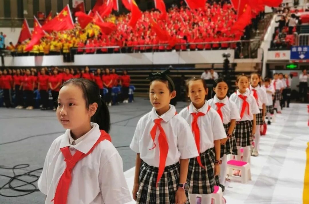【火一动态】“绵阳印”logo娃亮相咯! ——火炬一小师生参加绵阳市庆祝“新中国成立新中国成立70周年”大型群众歌咏比赛