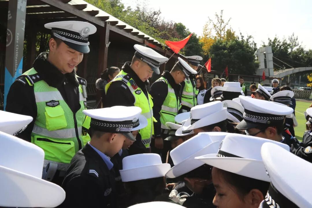 【火一动态】守规则除隐患 安全文明出行 ——火炬一小第九届红领巾小交警督导队成立仪式