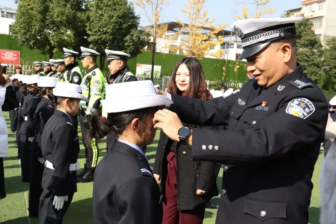 【火一动态】警校共建 共筑和谐平安——火一娃登台全市公安机关十佳先进典型颁奖晚会敬献鲜花