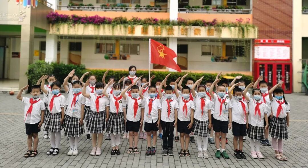 【火一动态】火炬一小“红领巾，我的光荣与梦想”入队仪式