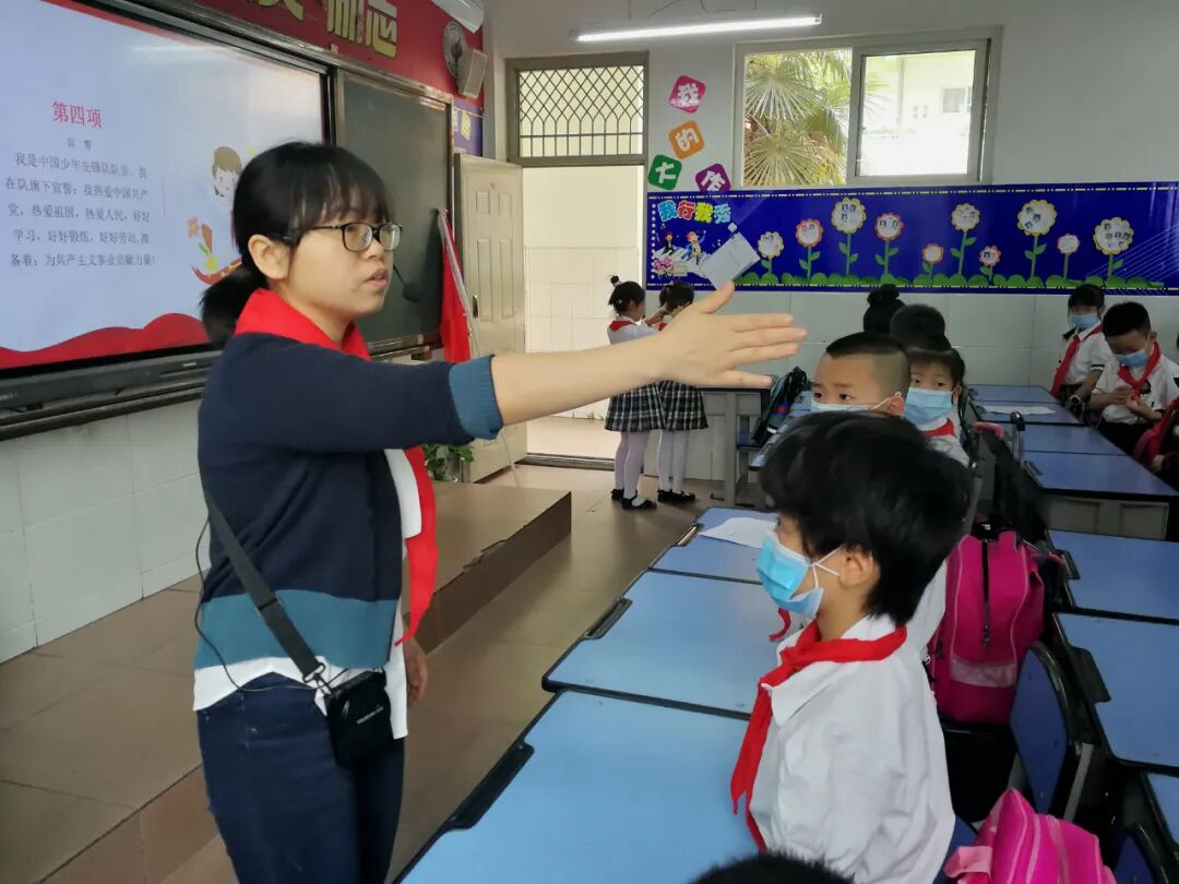 【火一动态】火炬一小“红领巾，我的光荣与梦想”入队仪式