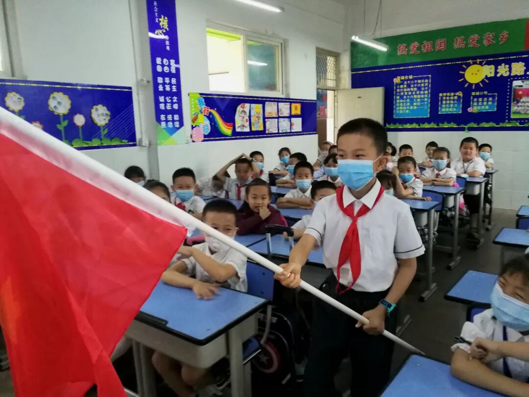 【火一动态】火炬一小“红领巾，我的光荣与梦想”入队仪式
