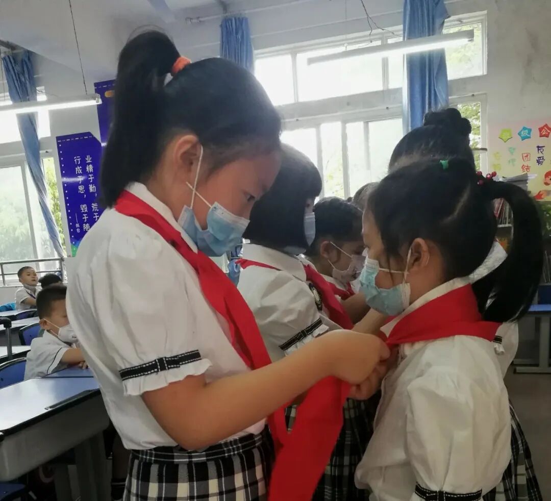 【火一动态】火炬一小“红领巾，我的光荣与梦想”入队仪式