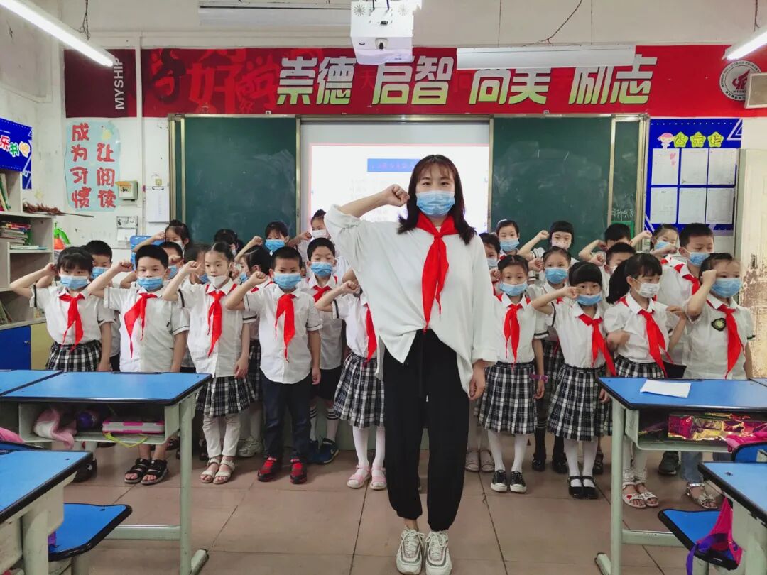 【火一动态】火炬一小“红领巾，我的光荣与梦想”入队仪式