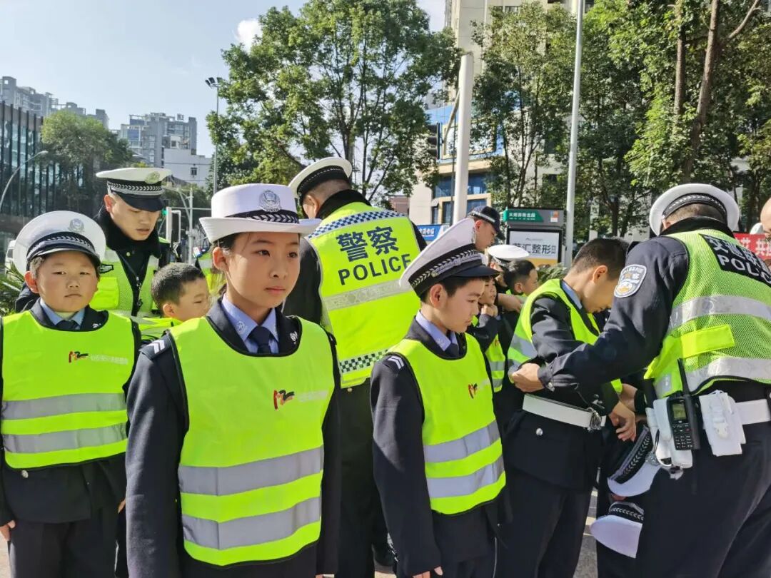 【火一动态】12·2“知危险会避险 安全文明出行”火炬一小第九届红领巾小交警督导队成立暨交通安全宣传活动