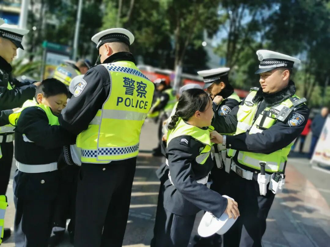 【火一动态】12·2“知危险会避险 安全文明出行”火炬一小第九届红领巾小交警督导队成立暨交通安全宣传活动