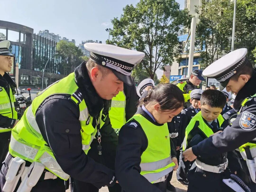 【火一动态】12·2“知危险会避险 安全文明出行”火炬一小第九届红领巾小交警督导队成立暨交通安全宣传活动