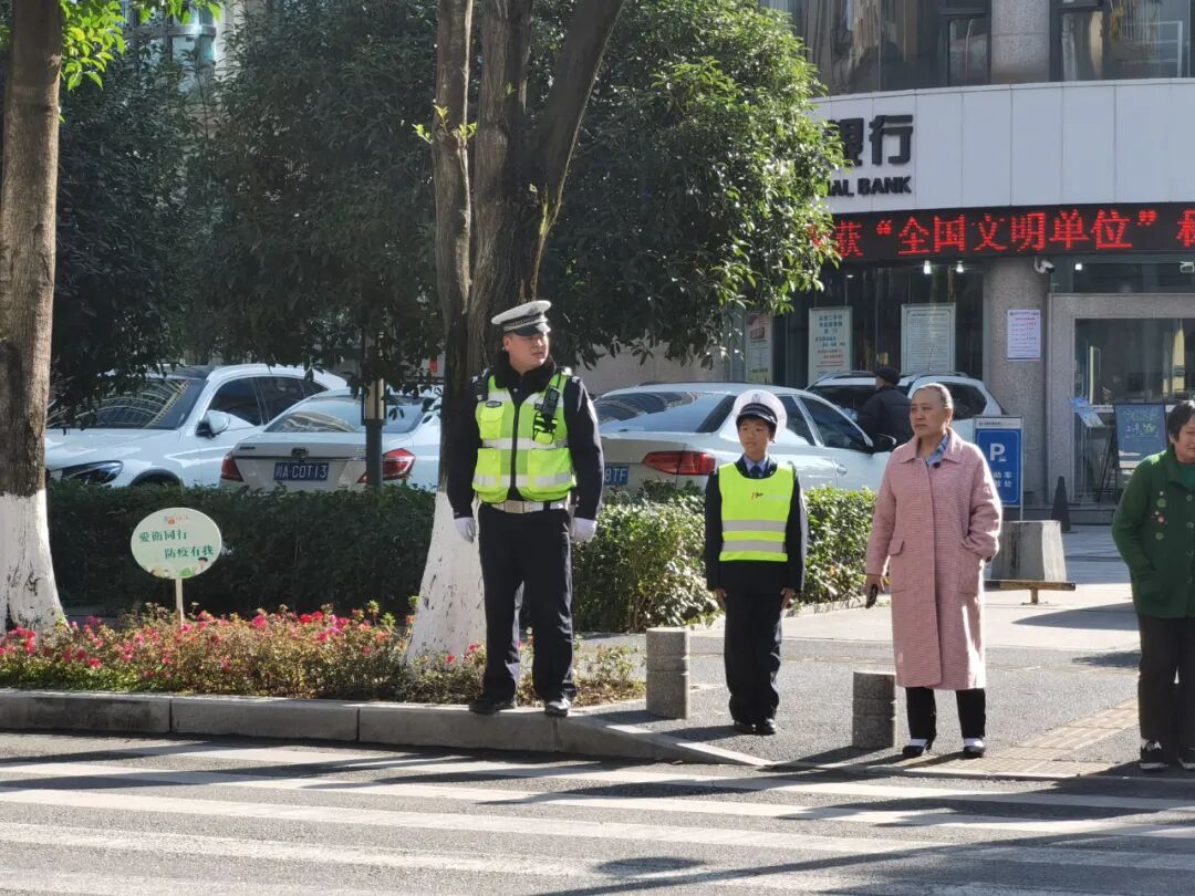 【火一动态】12·2“知危险会避险 安全文明出行”火炬一小第九届红领巾小交警督导队成立暨交通安全宣传活动