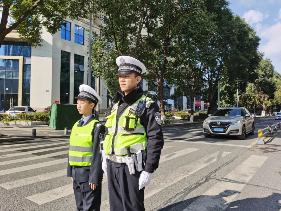 【火一动态】12·2“知危险会避险 安全文明出行”火炬一小第九届红领巾小交警督导队成立暨交通安全宣传活动