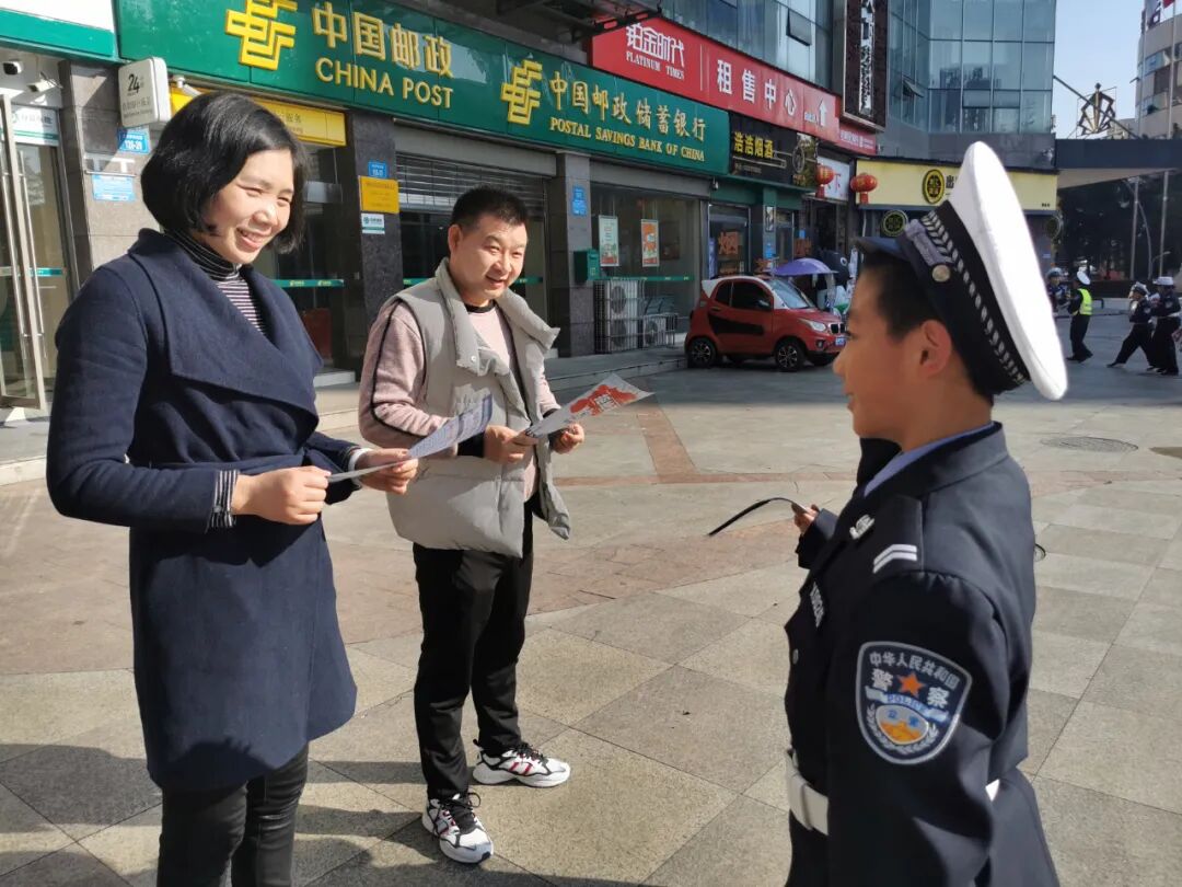 【火一动态】12·2“知危险会避险 安全文明出行”火炬一小第九届红领巾小交警督导队成立暨交通安全宣传活动