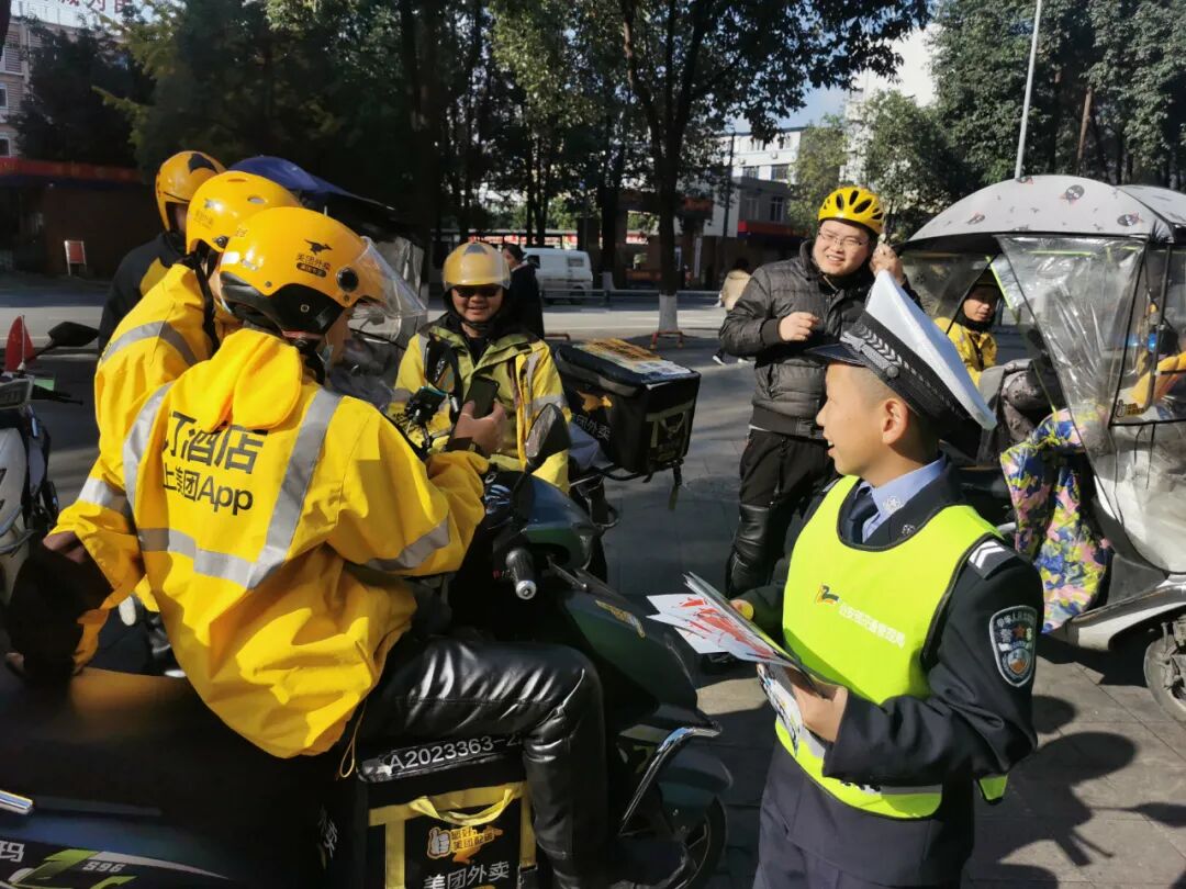 【火一动态】12·2“知危险会避险 安全文明出行”火炬一小第九届红领巾小交警督导队成立暨交通安全宣传活动