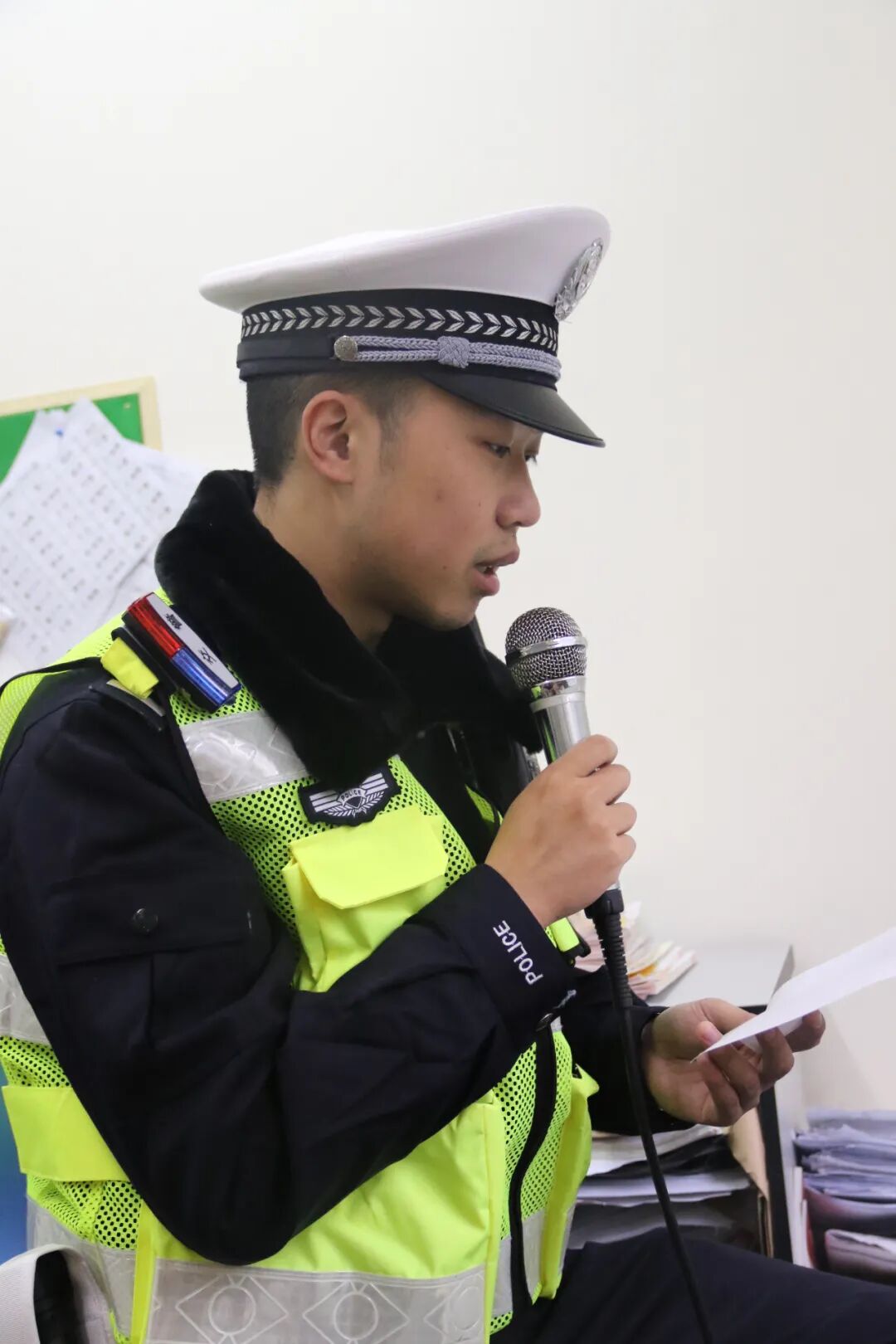 【火一动态】12·2“知危险会避险 安全文明出行”火炬一小第九届红领巾小交警督导队成立暨交通安全宣传活动