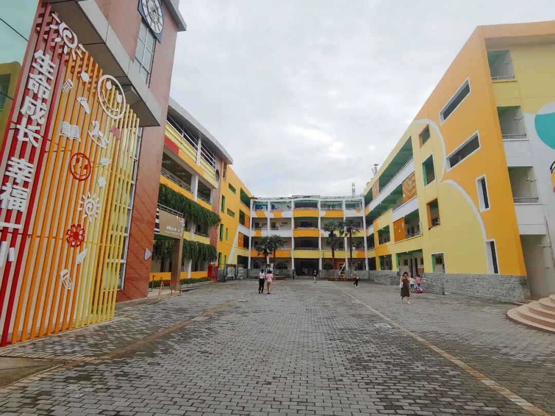 火一开学季|高新区社发局党委书记、局长王腾深入我校检查开学工作