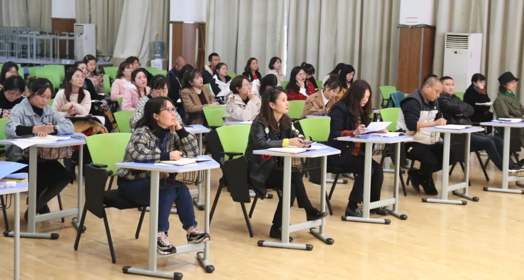 【火一动态】推进年级自主管理    构建团队新样态 |第二十七期教师论坛