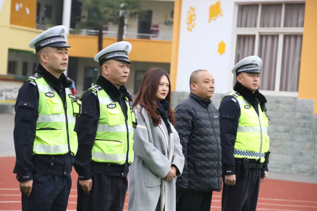 【火一动态】守法规知礼让 安全文明出行|火炬一小“12.2”交通安全日系列主题活动