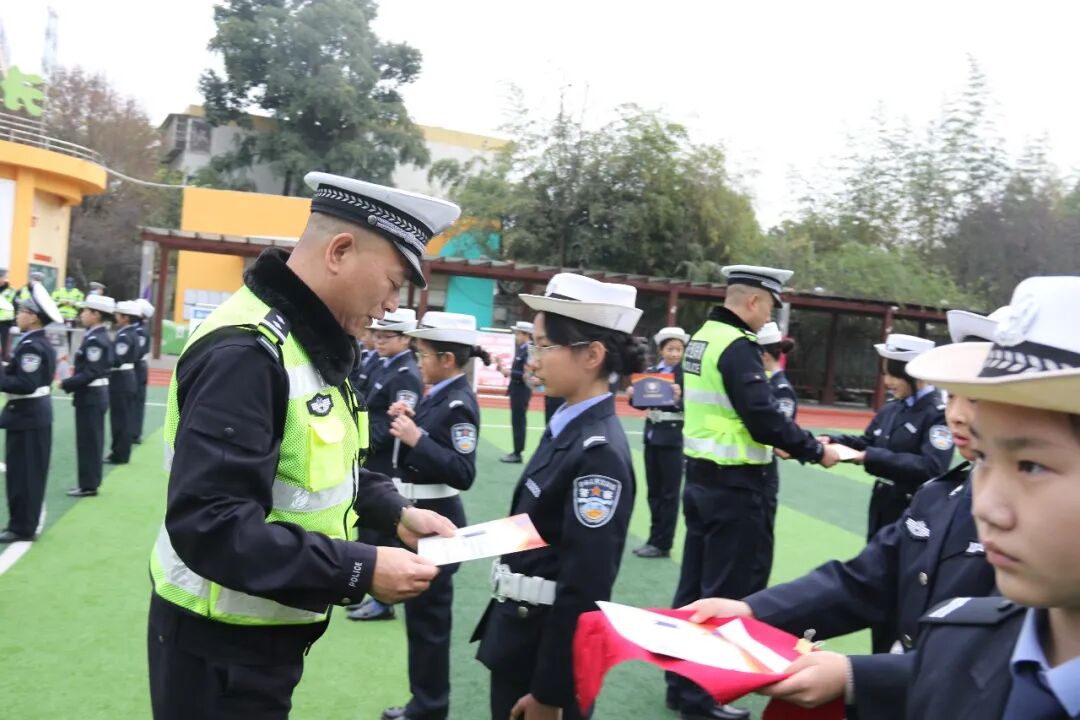 【火一动态】守法规知礼让 安全文明出行|火炬一小“12.2”交通安全日系列主题活动