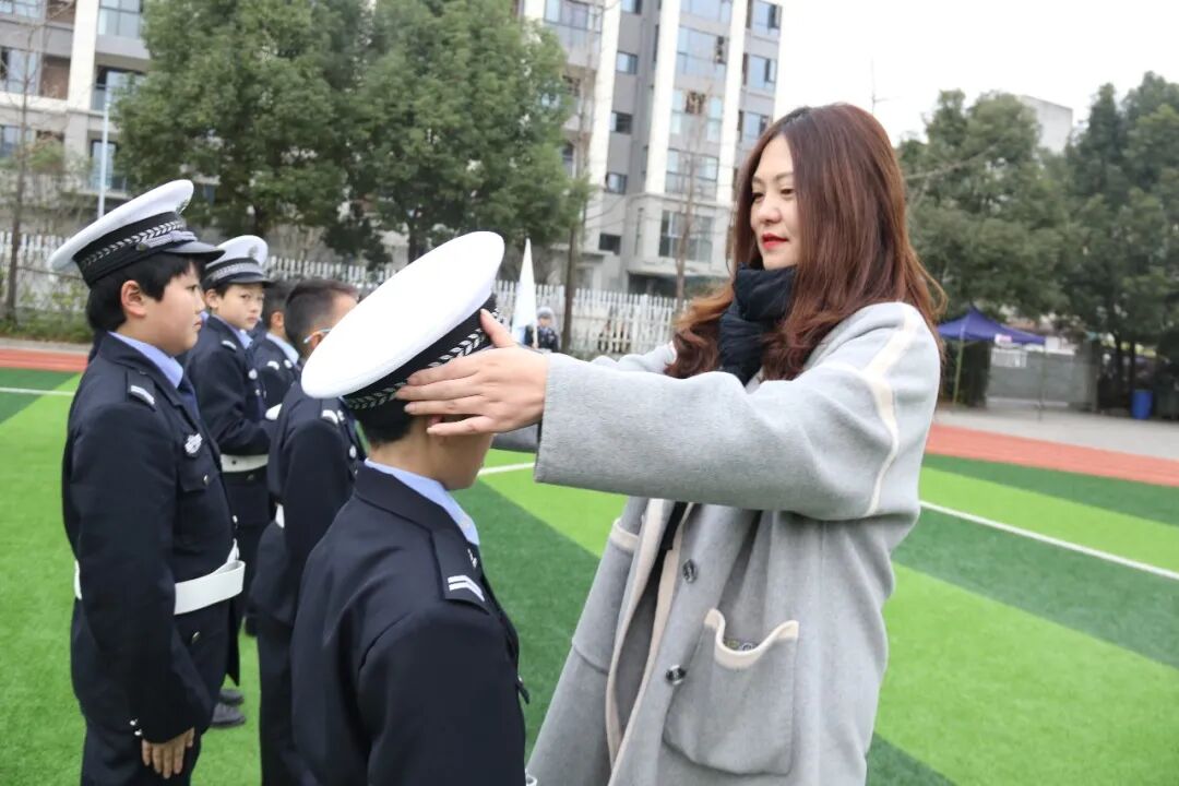 【火一动态】守法规知礼让 安全文明出行|火炬一小“12.2”交通安全日系列主题活动