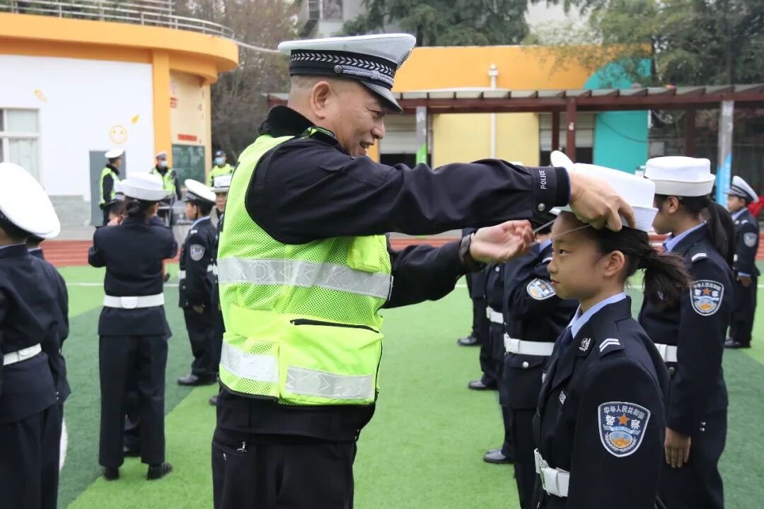 【火一动态】守法规知礼让 安全文明出行|火炬一小“12.2”交通安全日系列主题活动