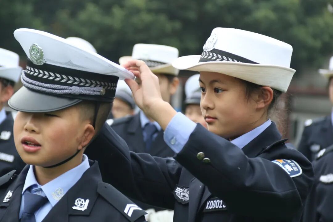 【火一动态】守法规知礼让 安全文明出行|火炬一小“12.2”交通安全日系列主题活动