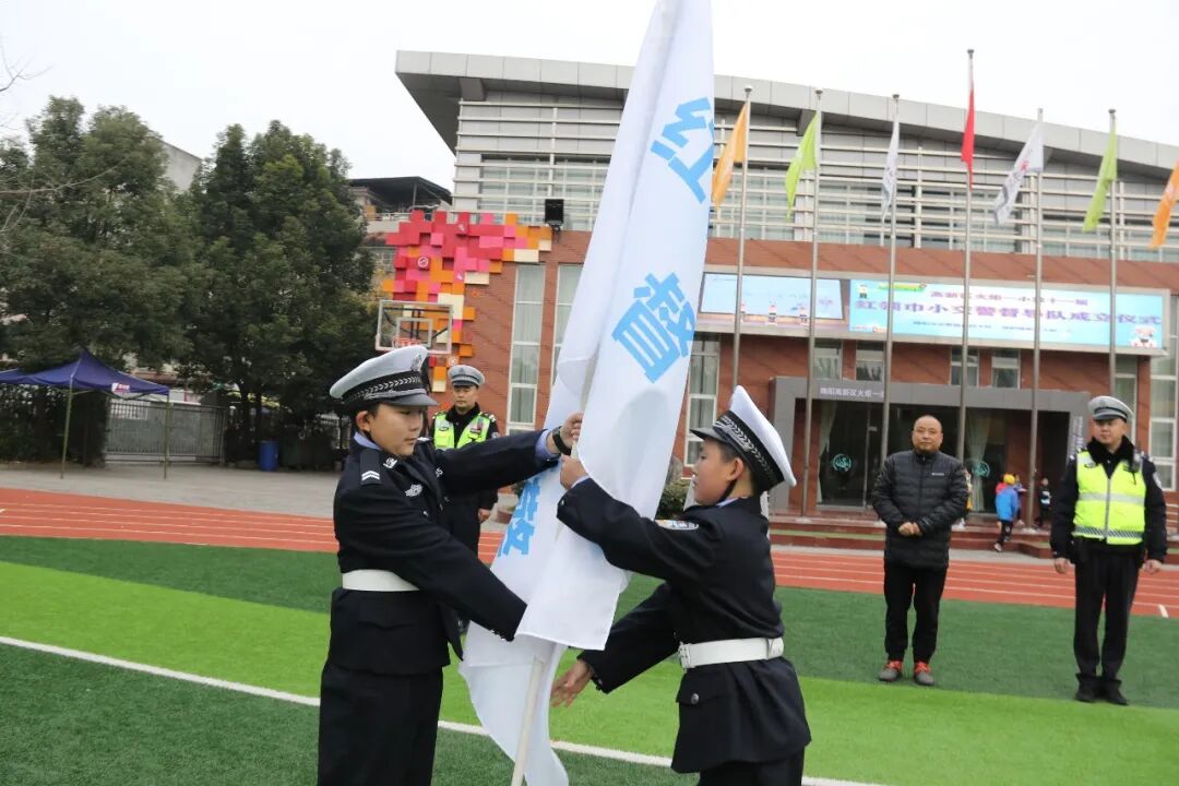 【火一动态】守法规知礼让 安全文明出行|火炬一小“12.2”交通安全日系列主题活动