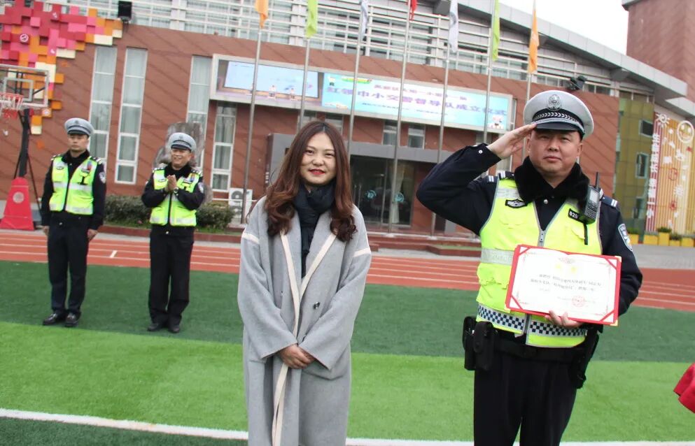 【火一动态】守法规知礼让 安全文明出行|火炬一小“12.2”交通安全日系列主题活动