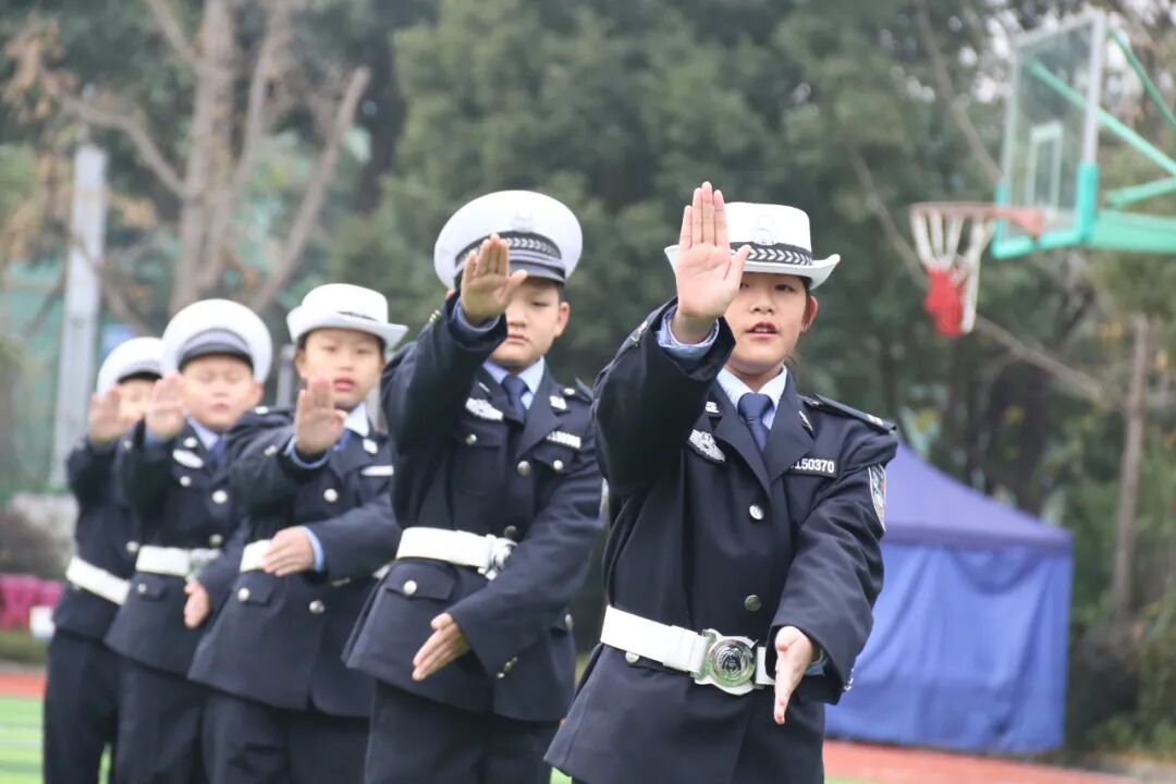 【火一动态】守法规知礼让 安全文明出行|火炬一小“12.2”交通安全日系列主题活动