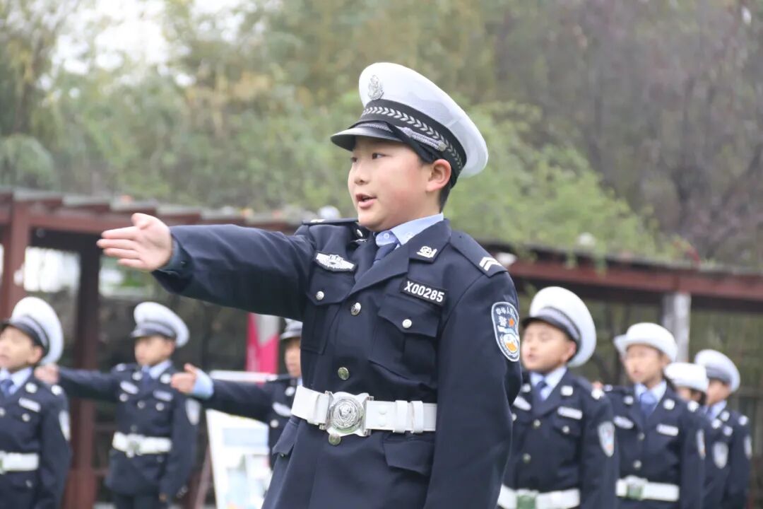 【火一动态】守法规知礼让 安全文明出行|火炬一小“12.2”交通安全日系列主题活动