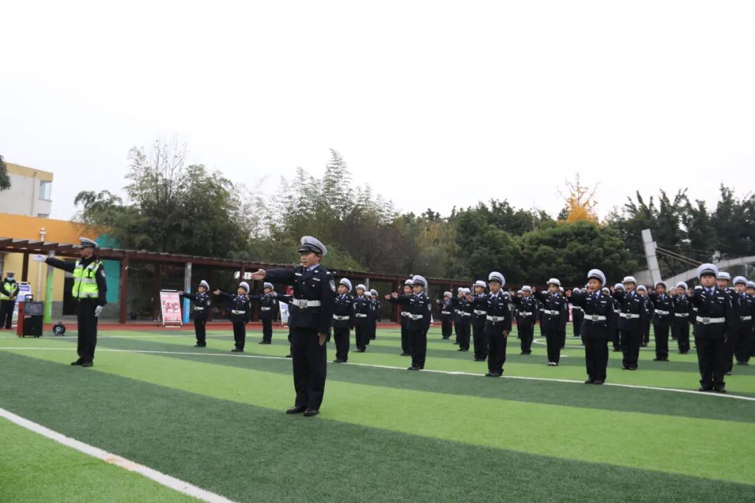 【火一动态】守法规知礼让 安全文明出行|火炬一小“12.2”交通安全日系列主题活动