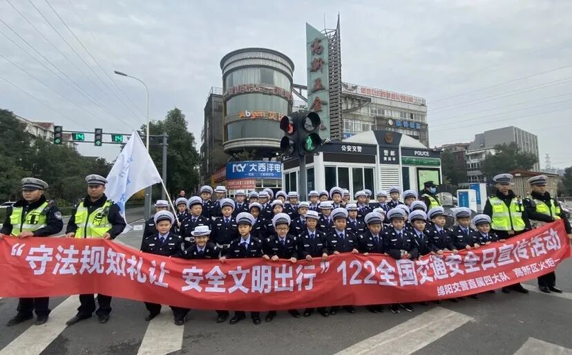 【火一动态】守法规知礼让 安全文明出行|火炬一小“12.2”交通安全日系列主题活动