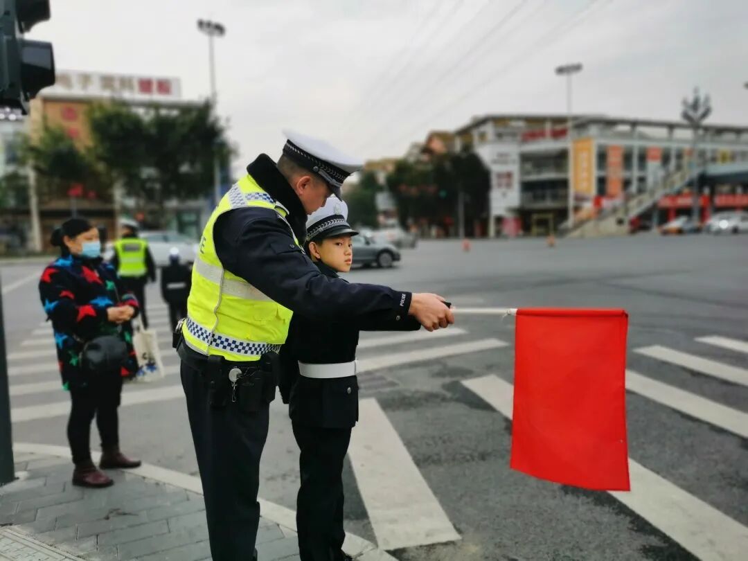 【火一动态】守法规知礼让 安全文明出行|火炬一小“12.2”交通安全日系列主题活动