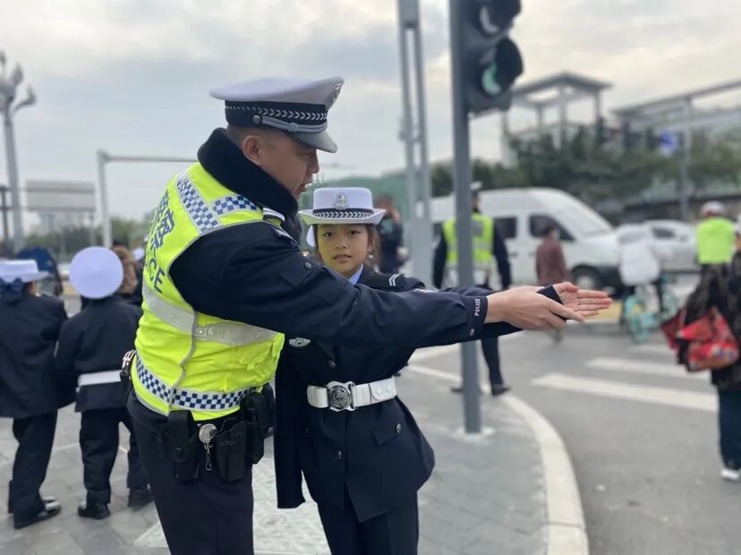 【火一动态】守法规知礼让 安全文明出行|火炬一小“12.2”交通安全日系列主题活动