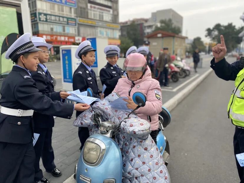 【火一动态】守法规知礼让 安全文明出行|火炬一小“12.2”交通安全日系列主题活动