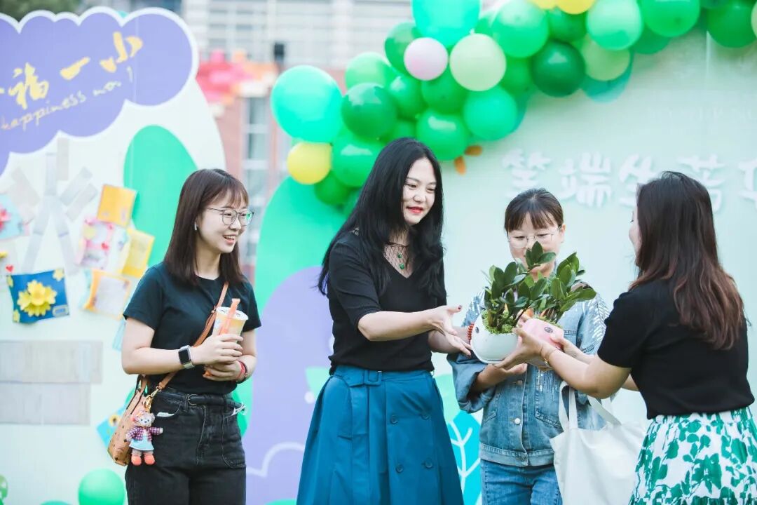 火一动态|笔端生芳华 情满中秋月|| 火炬一小教师节/中秋节“双节”庆祝活动