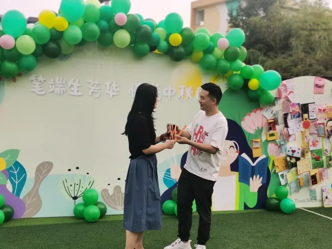 火一动态|笔端生芳华 情满中秋月|| 火炬一小教师节/中秋节“双节”庆祝活动