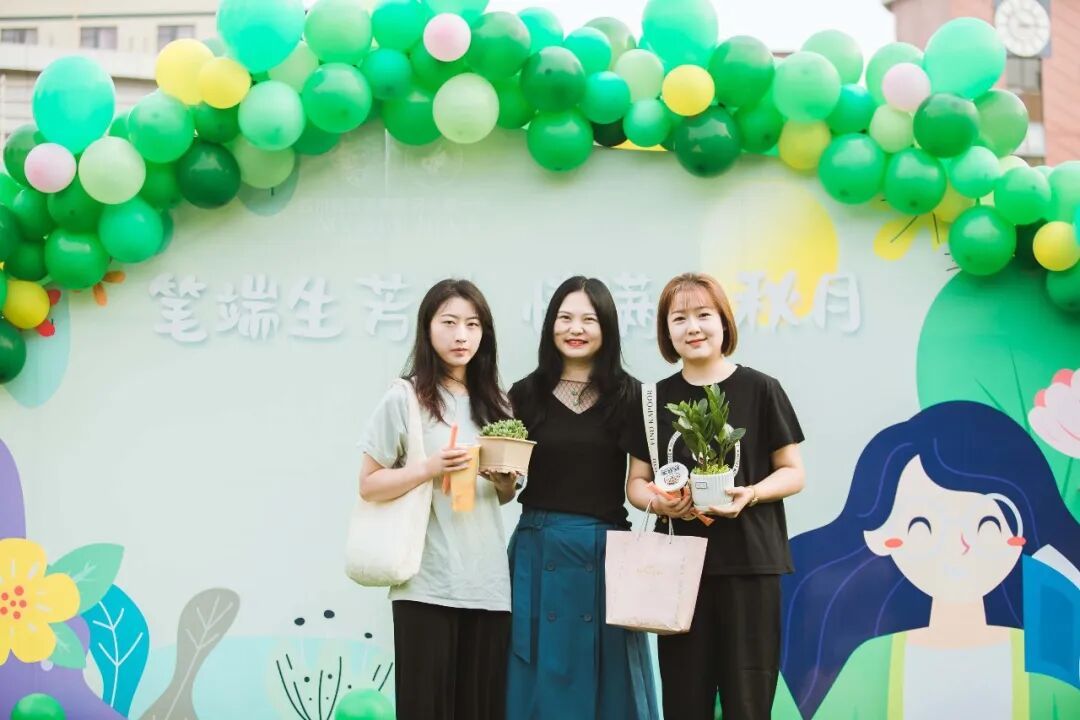 火一动态|笔端生芳华 情满中秋月|| 火炬一小教师节/中秋节“双节”庆祝活动
