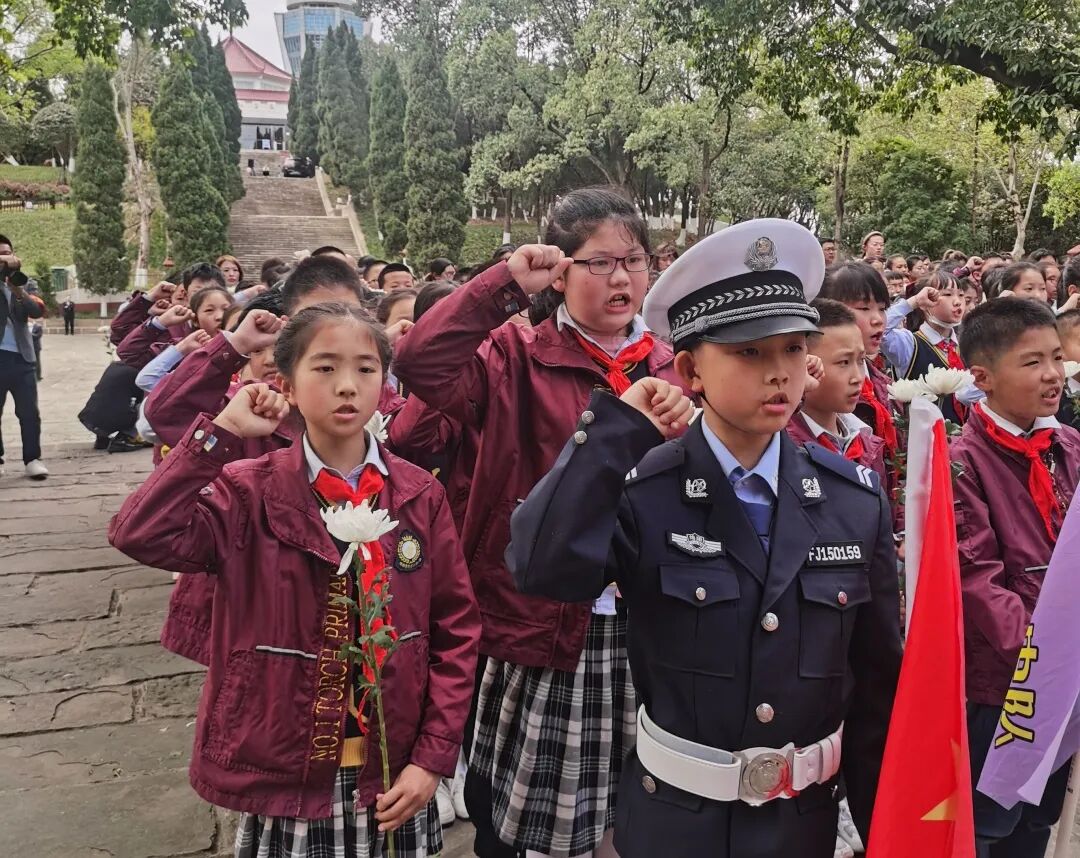 火一动态|缅怀英雄先烈  传承红色基因||清明祭扫活动