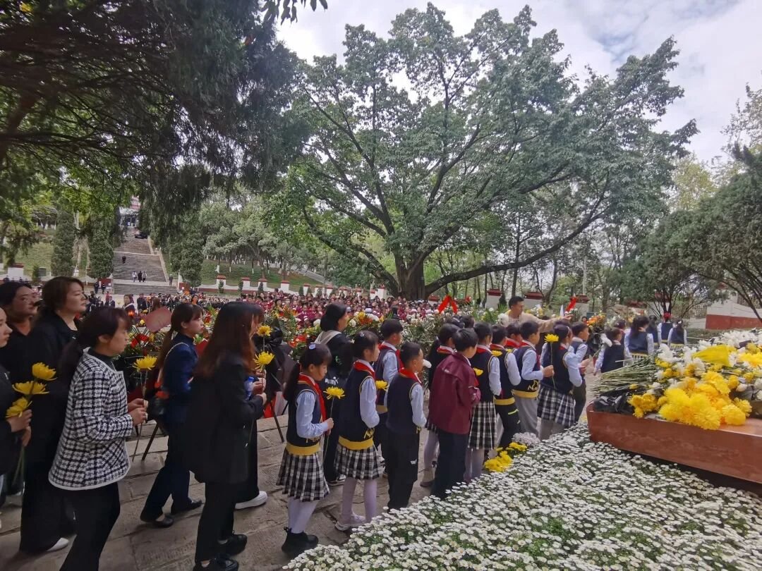 火一动态|缅怀英雄先烈  传承红色基因||清明祭扫活动