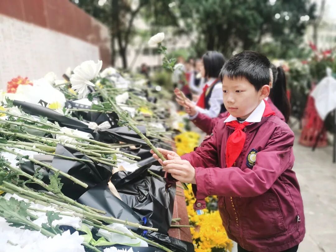 火一动态|缅怀英雄先烈  传承红色基因||清明祭扫活动