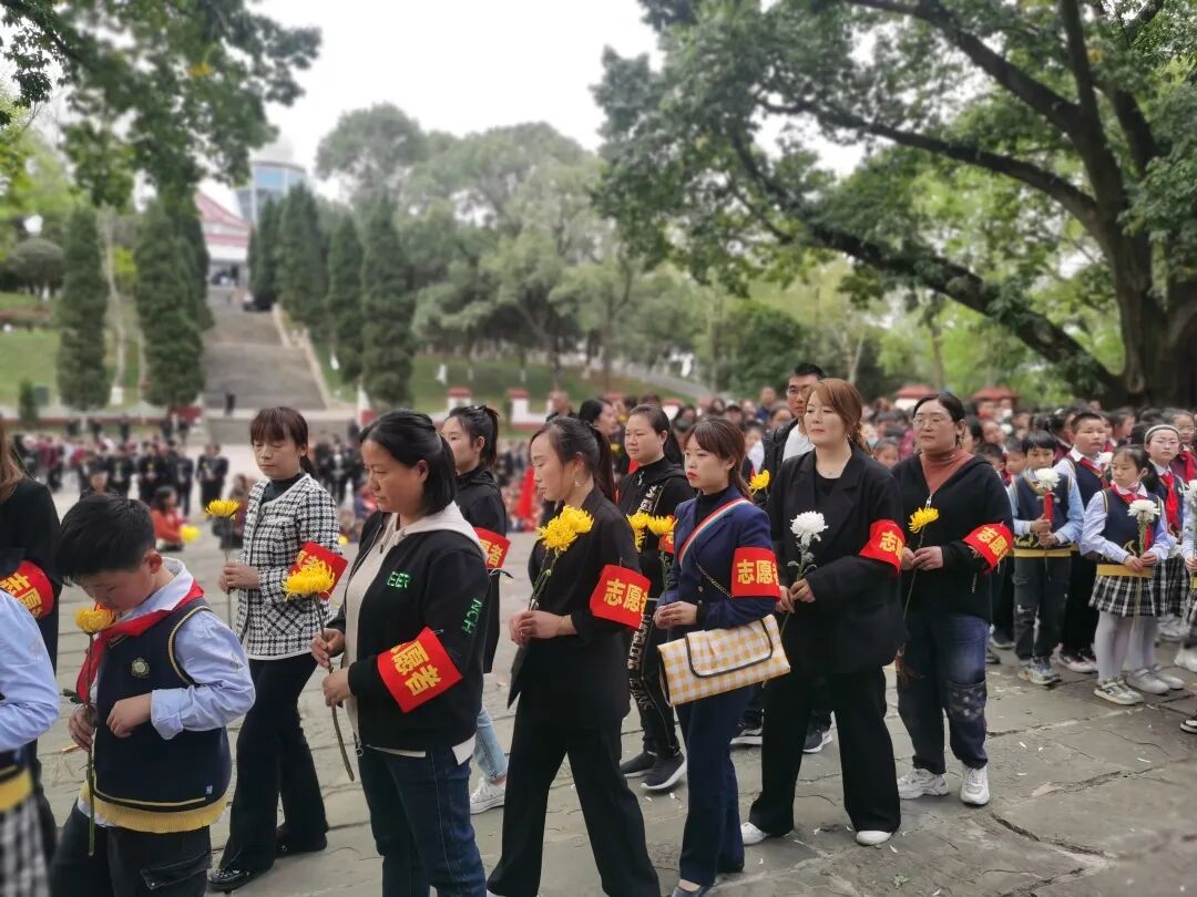 火一动态|缅怀英雄先烈  传承红色基因||清明祭扫活动