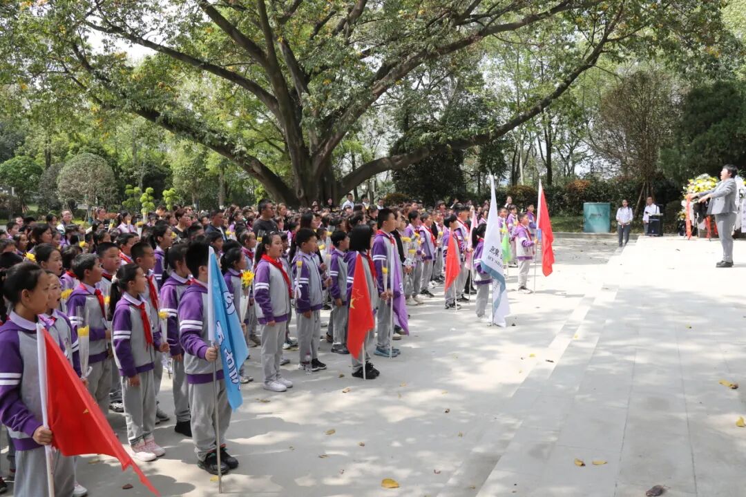 致敬,永远的英雄丨高新区火炬一小清明祭扫活动