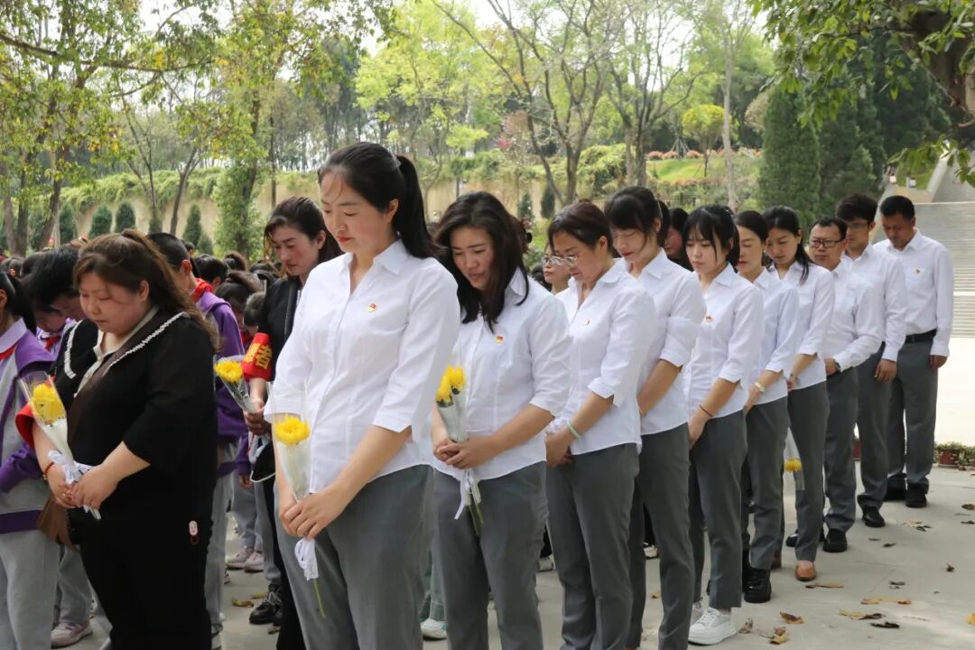 致敬,永远的英雄丨高新区火炬一小清明祭扫活动