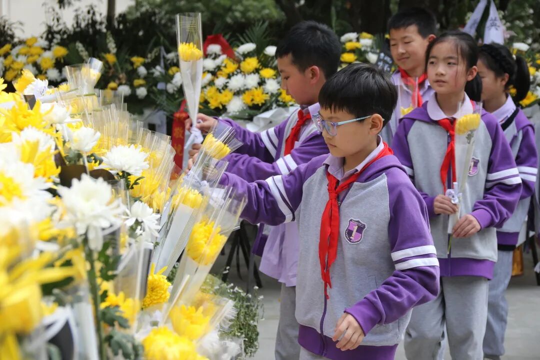致敬,永远的英雄丨高新区火炬一小清明祭扫活动